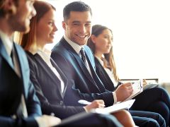 Junge_Businessleute_Bildung_Seminar_pm_pressmaster_240x180.jpg